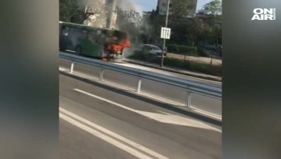Столичен градски автобус пламна в движение