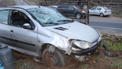 Шофьор разби зид на ограда и влезе в двора на къща в благоевградско село