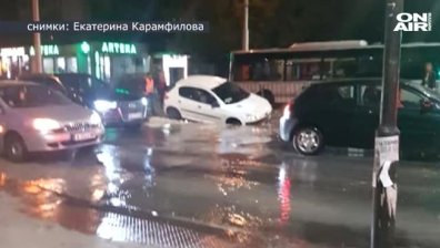 Кола пропадна в изкоп на ВиК в Пловдив