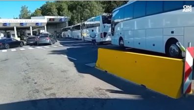 Километрични опашки от автобуси на "Калотина"