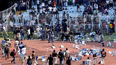 Меси ядоса почитателите си в Индия, предмети полетяха към терена (СНИМКИ)