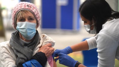 На Острова ще предлагат трета доза ваксина на британците над 50 г.