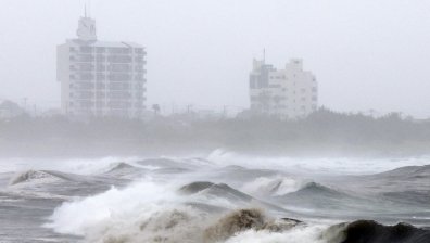 Морска стихия в Япония след преминаването на тайфуна "Джангми" (СНИМКИ)