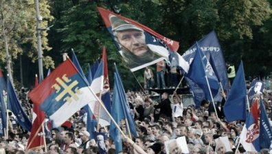 Бронирана техника и жандармерия срещу защитниците на Младич