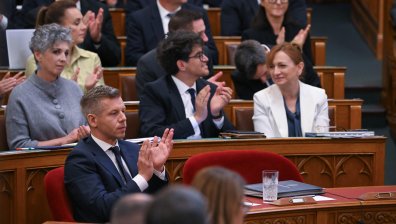 В Унгария намалиха заплатите на депутатите с 40%