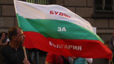 45 дни протести в столицата: Запалиха свещи пред Министерския съвет