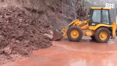 Разчистиха свлачището на пътя Своге - Ребърково, движението е възстановено