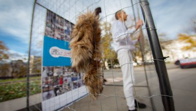 Хора в клетка за седмица пред НС заради фермите за кожи