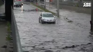 Пороен дъжд блокира Русе отново, автомобили плаваха в насрещното (+ВИДЕО)