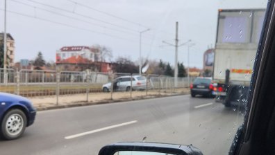 Камион изтласка от пътя кола - спря върху релсите на трамвая на "Ботевградско шосе"