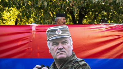 Поклон пред Ратко Младич: Тълпи се събраха преди погребението му в Белград (СНИМКИ)