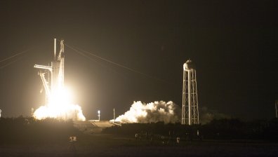 SpaceX се отдели от Международната космическа станция и потегли към Земята