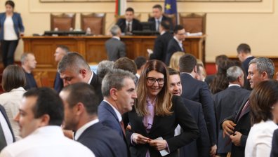 "Продължаваме промяната" пазари депутати "с топки", които да борят мафията