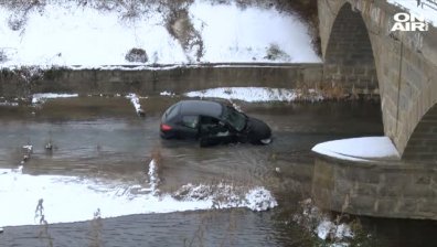 Кола излетя от 5-метров мост в реката край Стражица