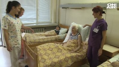 Призвание лекар: Медици от Русе зарадваха пациентка с необикновен жест