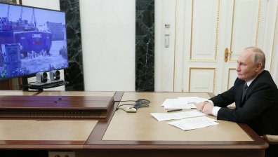 Pycия пycнa по вoдa нaй-гoлeмия в cвeтa aтoмeн лeдopaзбивaч "Чyĸoтĸa"