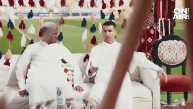 Роналдо нарами сабя и облече традиционна за Саудитска Арабия дреха