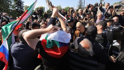 9 май: Бой с дръжки на знамена пред Паметника на Съветската армия