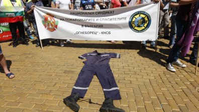 Полицаите протестираха с надписи "Аргумент" пред Народното събрание