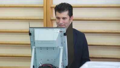 Политически лидери гласуваха с хартиена бюлетина, от ПП-ДБ се притесняват от купен вот