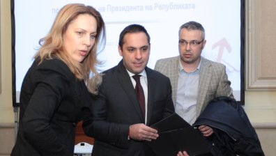 Министър Караниколов е под карантина след завръщането от ОАЕ