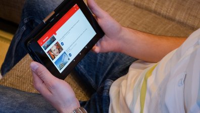 YouTube обяви, че ще препоръчва по-малко видеа, включващи конспиративни теории
