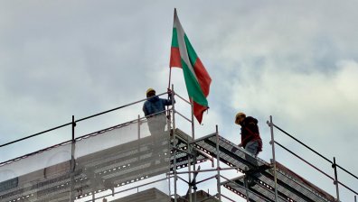 Демонтират скелето на Паметника на Съветската армия (СНИМКИ)