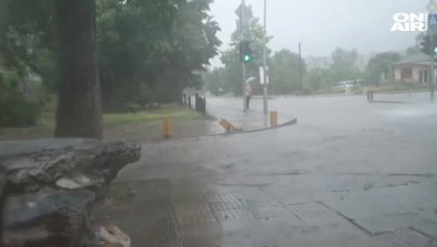 Пловдив под вода: Улиците се превърнаха в реки след бурята снощи