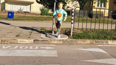 Мобилни кукли ще пазят децата на пешеходните пътеки в Етрополе
