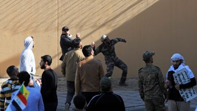 Щурмуваха американското посолство в Багдад