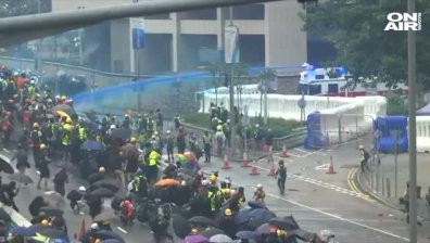 Огън и сблъсъци в трия пореден уикенд на протести в Хонконг
