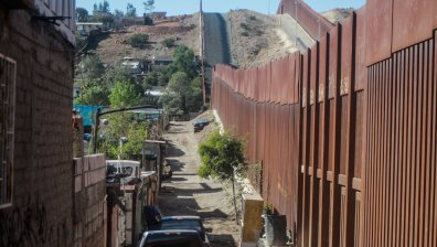 Пентагонът няма да харчи военни средства за строежа на стената с Мексико