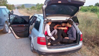 Кола с мигранти се заби в електрически стълб в Елхово, има ранени