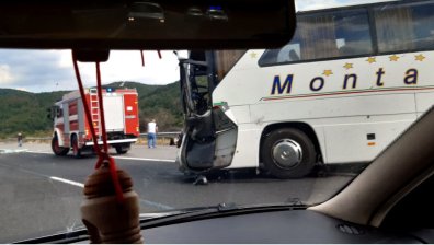 Автобус се блъсна в ТИР на АМ "Хемус", има пострадали (обновена)