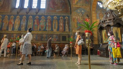 Вярващи запалиха свещи в "Св. Неделя" на Петровден