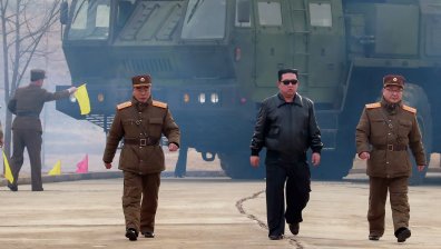 Ким Чен Ун - новата модна икона, с кожени дрехи и тъмни очила