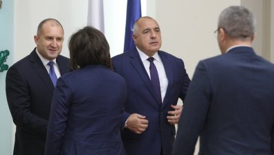 Националният празник и конституционните промени скараха Радев и управляващите