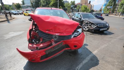 Много тежък удар между две коли блокира ключово кръстовище в София (+СНИМКИ)