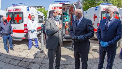 Ген. Мутафчийски получи ключовете на дарените за ВМА 6 нови линейки (+ГАЛЕРИЯ)