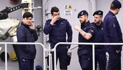 Подпийнали военни забравиха секретни документи за британска подводница в тоалетна на пъб