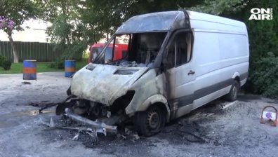 Пловдивски бизнесмен осъмна с изпепелен бус пред дома си