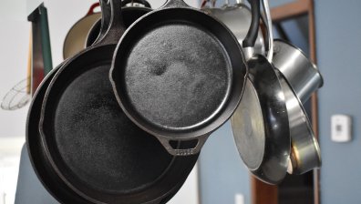 Писна ли ви от загорели съдове? Ето как може да премахнем черните остатъци