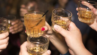 Първенци сме в ЕС: Купуваме най-евтините алкохол, цигари и дрехи