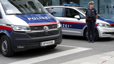 Двама души загинаха при стрелба във Виена