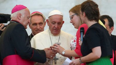 Папата заръча: Говорете си на масата, не бъдете с телефоните