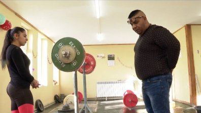 Без дом: Треньор по вдигане на тежести и децата му спят на пода в спортна зала