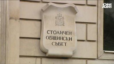 Стотици на протест пред СО заради ремонтите в столицата! Стигна се до сблъсъци