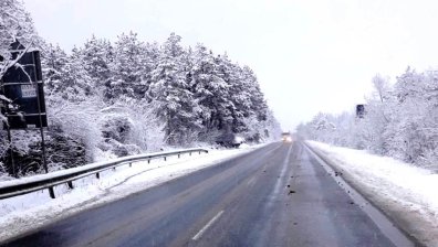 468 снегорина чистят пътищата, свлачище блокира път в Родопите