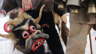 Злото няма шанс: Кукери, бабугери, джамалари превзеха Перник