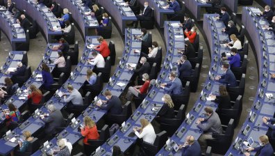 Критики срещу ЕК заради бездействие срещу корупцията в България